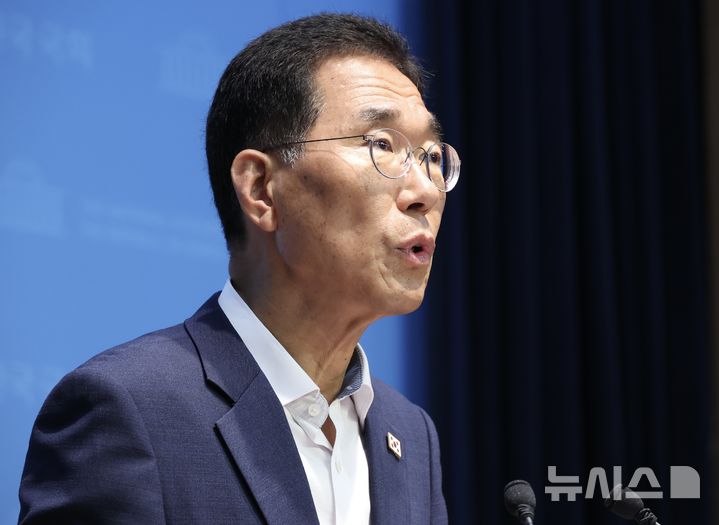 [서울=뉴시스] 조성봉 기자 = 김주영 더불어민주당 의원이 17일 오전 서울 여의도 국회 소통관에서 열린 물류업계 가짜 3.3 위장고용 전수조사 촉구 기자회견에서 발언을 하고 있다.2025.09.17. suncho21@newsis.com