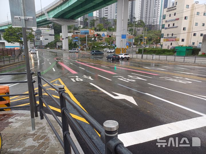[용인=뉴시스] 경희대 삼거리에 추가 공사한 좌회전 차로. (사진=용인시 제공) 2025.09.17. photo@newsis.com