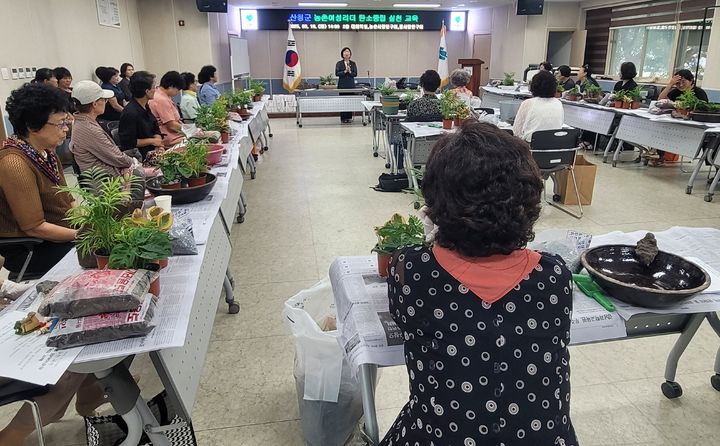 [산청=뉴시스] 산청군 농촌여성리더 탄소중립 실천 교육 (사진=산청군 제공) 2025. 09. 17. photo@newsis.com *재판매 및 DB 금지