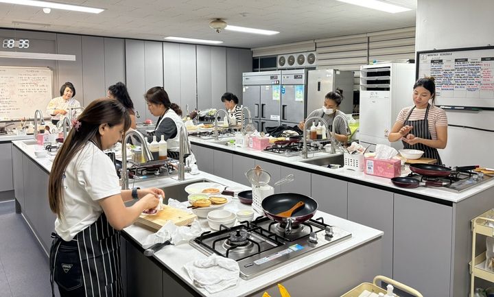 [산청=뉴시스] 산청군가족센터 양식조리기능사 자격증반 (사진=산청군 제공) 2025. 09. 17. photo@newsis.com *재판매 및 DB 금지