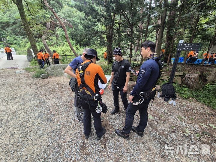 [의정부=뉴시스] 산악구조 합동훈련. (사진=경기북부소방재난본부 제공) 2025.09.17 photo@newsis.com