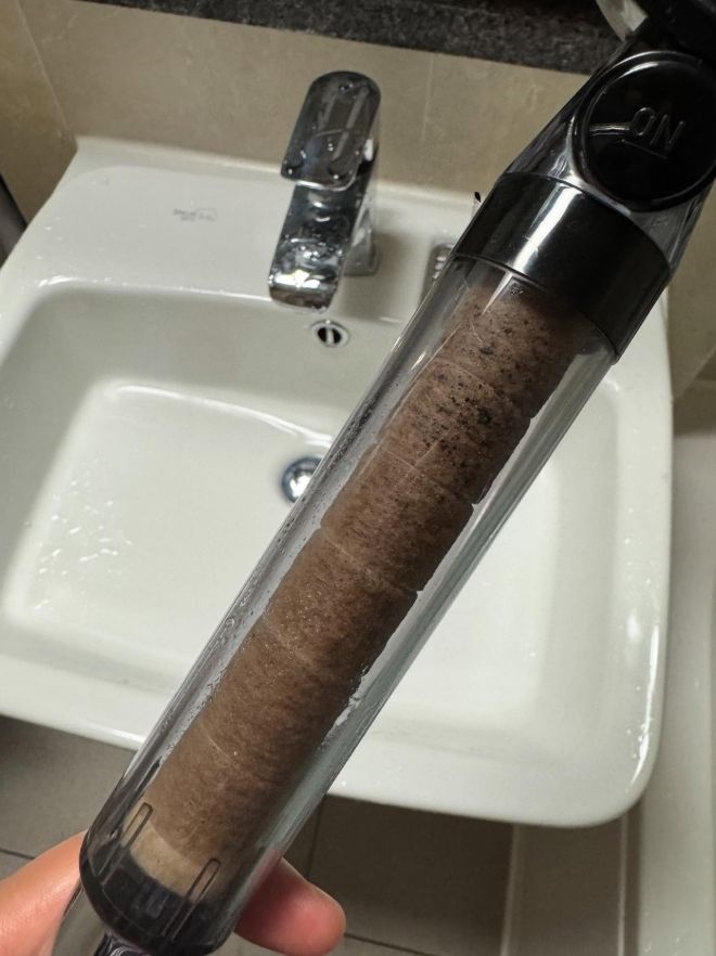 [서울=뉴시스] 가뭄으로 제한급수와 단수를 반복하고 있는 강릉시의 일부 주민들이 녹물 피해를 겪고 있다. 검게 변한 샤워기 헤드 필터. (사진 = @kkukkkuk_home 스레드 캡처) 2025.09.17. *재판매 및 DB 금지