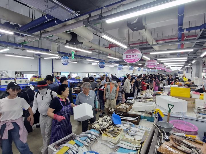 북적이는 군산시수산물종합센터 (사진=군산시 제공) *재판매 및 DB 금지