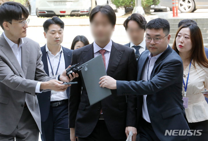 [서울=뉴시스] 조성우 기자 = 한의원·한방병원 프랜차이즈 기업 광덕안정 대표이사 주모씨가 지난 2023년 5월15일 오전 서울 서초구 서울중앙지방법원에서 열린 구속 전 피의자심문(영장실질심사)에 출석하고 있다. 2023.05.15. xconfind@newsis.com *재판매 및 DB 금지