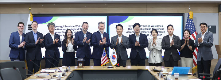 [수원=뉴시스] 16일 오후 경기도청 서희홀에서 고영인 경제부지사와 휴 맥도널드 아칸소주 상무장관 등이 기념 촬영을 하고 있다. (사진=경기도 제공) 2025.09.17. photo@newsis.com *재판매 및 DB 금지
