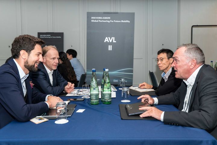 [서울=뉴시스] 독일에서 열린 유럽 미래차 상담회에서 글로벌 자동차 부품사와 국내 기업이 상담을 하는 모습. (사진=코트라) 2025.09.17 photo@newsis.com *재판매 및 DB 금지&nbsp; *재판매 및 DB 금지