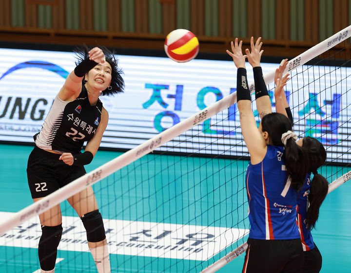 실업배구팀 수원시청과 포항시체육회의 경기. (사진=한국실업배구연맹). 2025.09.17. *재판매 및 DB 금지