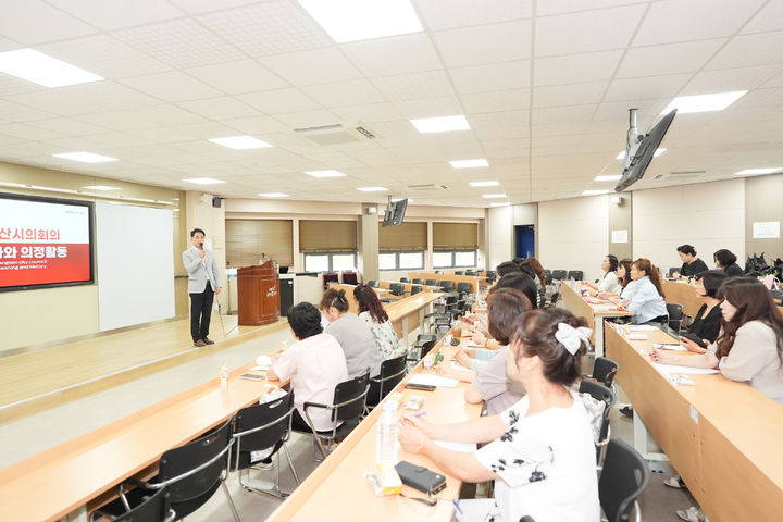 [양산=뉴시스] 곽종포 양산시의장이 제11기 여성리더대학 교육생 대상으로 양산시의회의 역사와 의정활동을 주제로 특강을 하고 있다. (사진=양산시 제공) 2025.09.17. photo@newsis.com *재판매 및 DB 금지