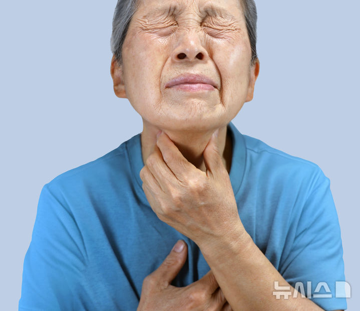 [서울=뉴시스] 역류성 식도염은 위산이 식도로 역류할 때 발생한다. (사진= 유토이미지 제공)