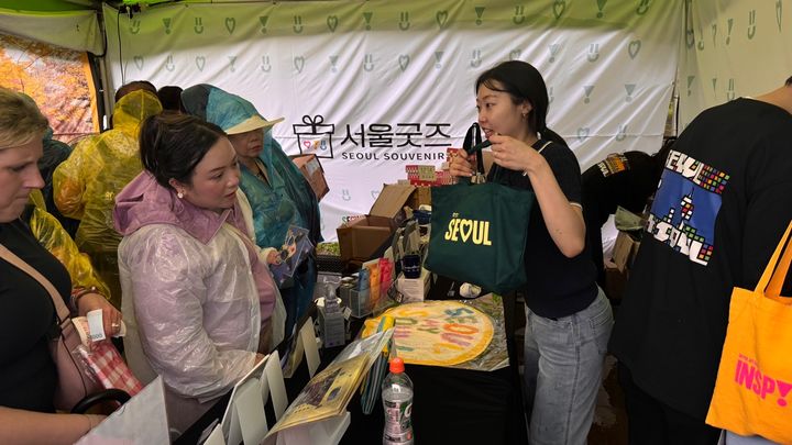 [서울=뉴시스] WSB 임직원들이 여의도 한강공원에서 팀빌딩 프로그램 ‘WSB 케이데이(K-Day)’에 참여하고 있다. 2025.09.17. (사진=서울시 제공) *재판매 및 DB 금지