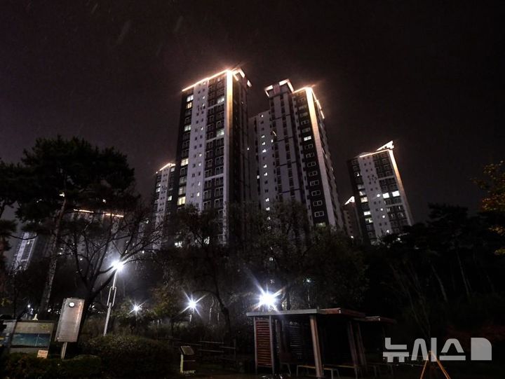 [오산=뉴시스] 경기 오산시 관내 아파트 야간 경관조명 사업이 추진된 한 아파트단지 모습. (사진=오산시 제공) 2025.09.17. photo@newsis.com&nbsp; 