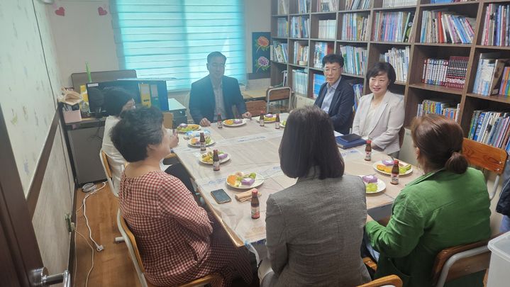 [세종=뉴시스] 한전KDN은 전날(16일) 전남 영암군 미암지역 아동센터에 ICT 활용 사회공언 사업인 'KDN IT움'을 구축했다고 17일 밝혔다. (사진=한전KDN 제공) 2025.09.17. photo@newsis.com *재판매 및 DB 금지
