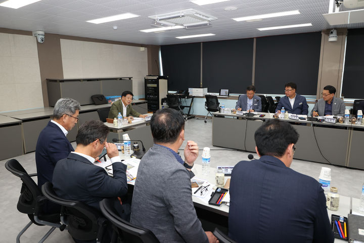 [고성(경남)=뉴시스] 신정철 기자= 경남 고성군은 지난 8월 국토교통부 주관의 거점육성형 투자선도지구 공모에 선정됨에 따라 지난 16일 군청 중회의실에서 역세권개발사업 구역지정 및 개발계획수립 용역 착수보고회를 개최했다.사진은 고성군의 착수보고회 모습.(사진=고성군 제공).2025.09.17. photo@newsis.com *재판매 및 DB 금지