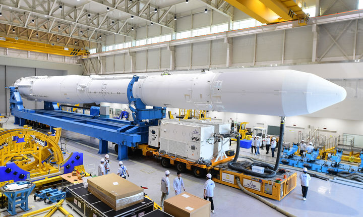 [고흥=뉴시스] 전남 고흥군 나로우주센터에 위치한 누리호 발사장에서는 4차 발사를 위한 최종 준비 시험이 진행됐다. 4호기를 발사대로 이동하기 위한 상차가 진행되고 있는 모습. (사진=우주항공청 제공) *재판매 및 DB 금지