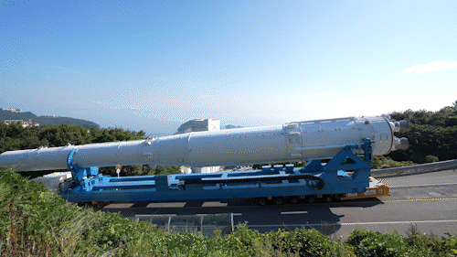 [고흥=뉴시스] 누리호 4호기가 최종 준비 시험(WDR)을 위해 발사장으로 이동되고 있는 모습. (사진=우주항공청 제공) *재판매 및 DB 금지 *재판매 및 DB 금지