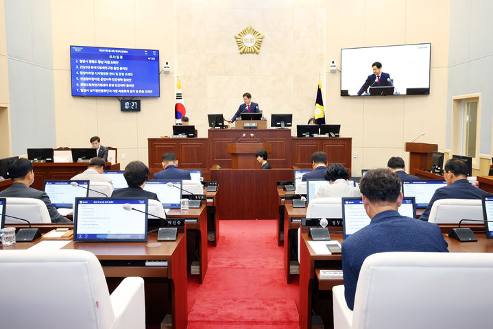 [밀양=뉴시스] 제267회 밀양시의회 임시회 제2차 본회의에서 의안을 처리하고 있다. (사진=밀양시의회 제공) 2025.09.17. photo@newsis.com *재판매 및 DB 금지