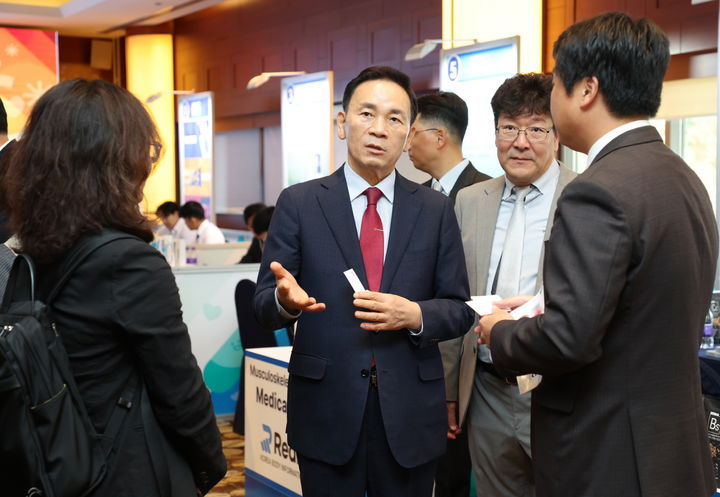 [서울=뉴시스] 수출상담회 참석한 조성명 강남구청장. 2025.09.17. (사진=강남구 제공) *재판매 및 DB 금지