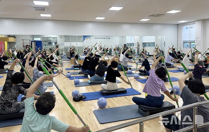 [제주=뉴시스] 제주시 국민체력100 체력증진교실 운영 모습. (사진=제주시 제공) 2025.09.17. photo@newsis.com *재판매 및 DB 금지