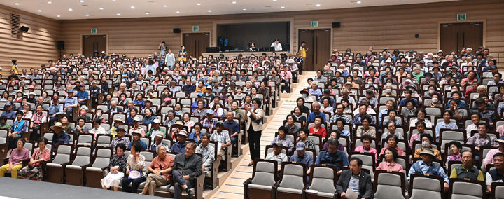 [거창=뉴시스] 거창군 시니어클럽 노인일자리 문화체험마당극 관람 (사진=거창군 제공) 2025. 09. 17. photo@newsis.com *재판매 및 DB 금지
