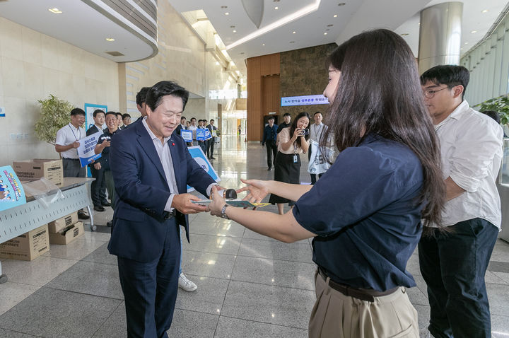 [진주=뉴시스]한국남동발전, 노사 한마음 상호존중 청렴윤리 캠페인.(사진=남동발전 제공).2025.09.17.photo@newsis.com *재판매 및 DB 금지