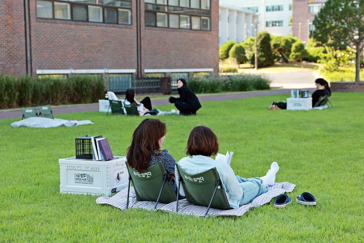 [서울=뉴시스] 삼육대 학술정보원은 '잔디 위 햇살 도서관'을 운영하고 있다. (사진=삼육대 제공) 2025.09.17. photo@newsis.com *재판매 및 DB 금지