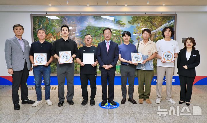 [평택=뉴시스] 정장선 경기 평택시장이 신규 지정된 평택 맛집 5곳에 대해 지정증과 현판을 수여한 뒤 기념사진을 찍고 있다. (사진=평택시 제공) 2025.09.17. newsis.com 