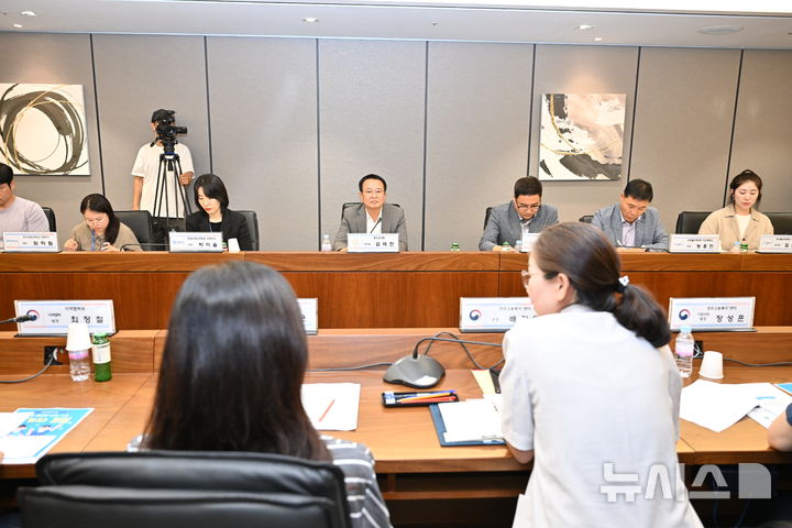 [완주=뉴시스] 전주고용복지센터에서 열린 '자동차업종 중소기업 고용안정을 위한 통합기업지원TF 간담회' 모습. *재판매 및 DB 금지