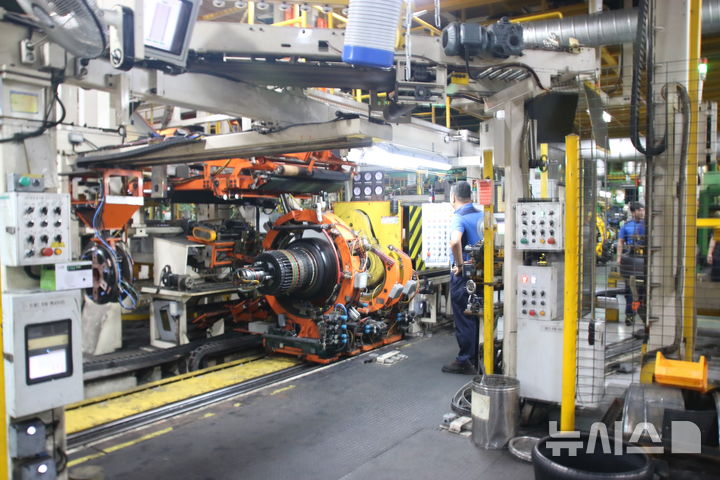 [광주=뉴시스] 금호타이어가 17일 광주공장 재가동을 위해 1공장 성형기 시험 가동에 들어갔다. (사진=금호타이어 제공). 2025.09.27. photo@newsis.com