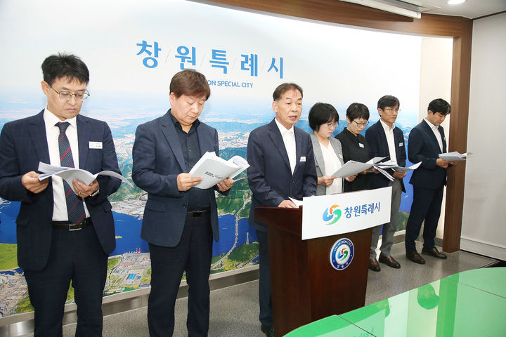 [창원=뉴시스] 강경국 기자 = 홍재식 창원복지재단 이사장이 17일 창원시청 프레스센터에서 창원시 고립 청년 기본계획 수립 연구결과 발표 브리핑을 갖고 있다. (사진=창원시청 제공). 2025.09.17. photo@newsis.com *재판매 및 DB 금지