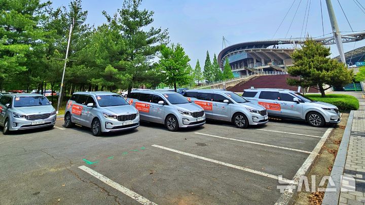 [전주=뉴시스]윤난슬 기자 = 전북 전주시설공단은 추석을 앞두고 교통약자 이동수단인 '이지콜' 특장 콜택시를 활용해 오는 29일부터 다음 달 2일까지 휠체어 이용 장애인을 대상으로 성묘 이동지원 서비스를 운영한다고 17일 밝혔다. (사진=전주시설공단 제공) photo@newsis.com 