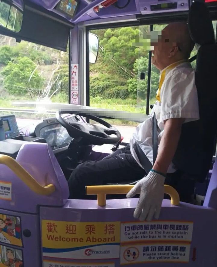 [뉴시스]홍콩에서 한 버스 운전기사가 쇠막대에 가슴을 맞고도 침착하게 차량을 정차시켜 승객을 구했다.(사진=환구망 캡쳐).2025.09.17  *재판매 및 DB 금지