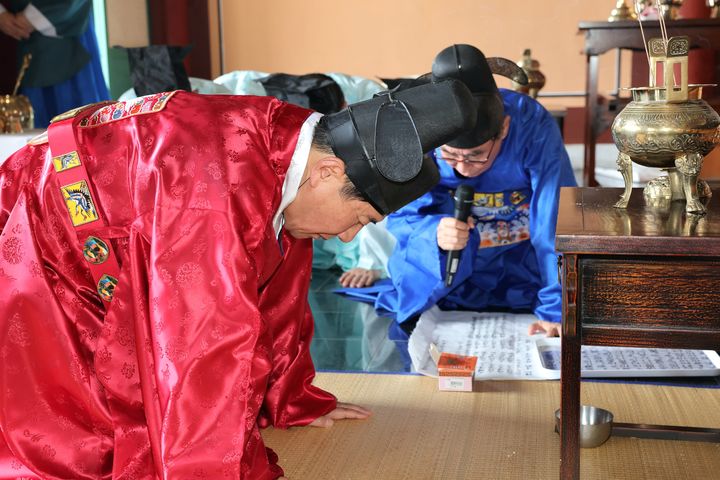 [양산=뉴시스] 나동연 시장이 충렬사에서 독립유공자 위패를 추가 봉안하기 위한 고유례를 지내고 있다. (사진=양산시 제공) 2025.09.17. photo@newsis.com *재판매 및 DB 금지