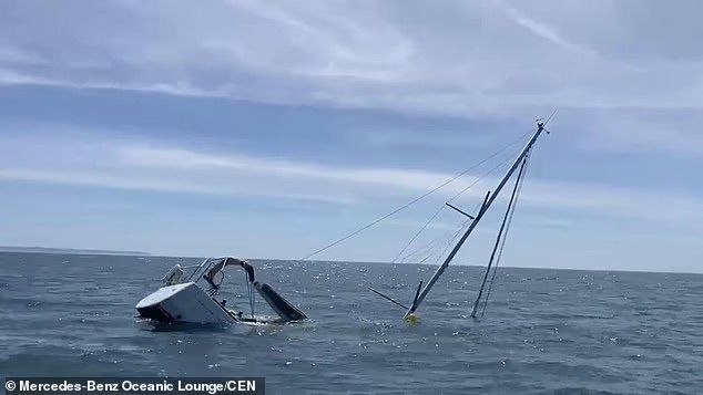 [뉴시스] 포르투갈 앞바다에서 관광보트가 범고래의 공격을 받아 침몰하는 모습. (사진=Mercedes-Benz Oceanic Lounge) 2025.9.17 *재판매 및 DB 금지