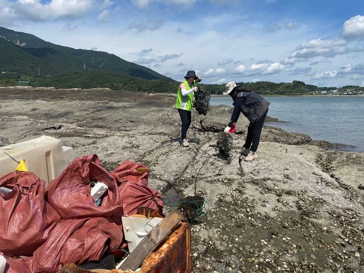 [광주=뉴시스] 특정도서 쓰레기 정화활동. (사진=영산강유역환경청 제공) 2025.09.17. photo@newsis.com *재판매 및 DB 금지