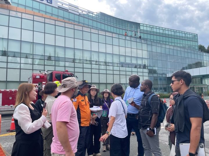 [광주=뉴시스] 광주 빛고을전남대병원에서 대형재난 상황에 대비 긴급구조종합훈련 진행하는 남부소방. (사진=광주 남부소방 제공) 2025.09.17. photo@newsis.com *재판매 및 DB 금지