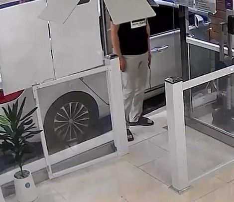 [서울=뉴시스] 가게 앞에 주차한 차량을 옮겨 달라는 요청에 차주가 "울산이 네 땅이냐"며 적반하장으로 대응해 황당하다는 사연이 전해졌다. (사진=온라인 커뮤니티 캡처) 2025.09.17 *재판매 및 DB 금지