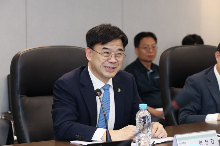 [서울=뉴시스] 이상경 국토교통부 제1차관이 17일 오후 서울에서 '공공주택 공급 점검회의'를 열고 모두발언을 하고 있다. 2025.09.17. (사진=국토부 제공) photo@newsis.com *재판매 및 DB 금지