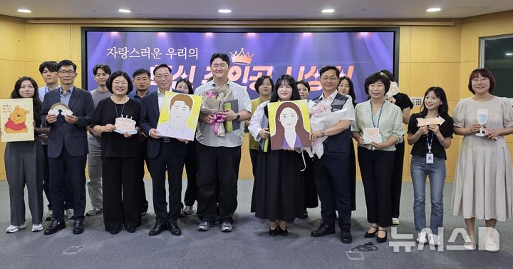 [전주=뉴시스] 전북특별자치도가 2025년 3분기 '자랑스러운 우리의 혁신 주인공'으로 선정된 김태준 주무관과 성소연 보건연구사가 노홍석 행정부지사 등과 기념촬영을 하고 있다. 2025.09.17 (사진= 전북자치도 제공) *재판매 및 DB 금지