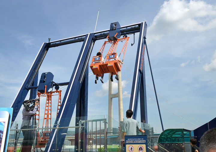 [울산=뉴시스] 울산시 남구가 명품 관광 500만 시대 도약을 위해 역점 추진 중인 남부권 광역관광 개발사업(장생포 고래마을 관광 명소화)의 첫번째 세부사업으로 '웨일즈 판타지움 공중그네'를 설치 완료했다. (사진=울산 남구 제공) 2025.09.17. photo@newsis.com *재판매 및 DB 금지