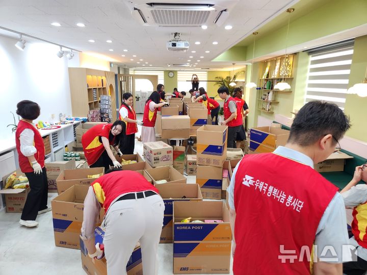 [전주=뉴시스] 전북지방우정청 직원들이 전주시가족센터와 함께 '고국에 선물 보내기' 행사를 진행하고 있다. 2025.09.17 (사진= 전북지방우정청 제공) *재판매 및 DB 금지