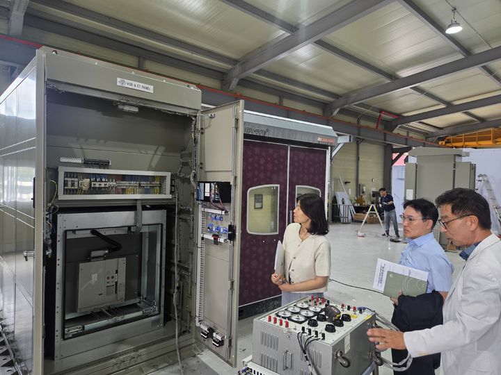 [대구=뉴시스] 윤경자 대구지방조달청장이 17일 경북 구미시 케이디파워 생산현장을 방문해 관계자들과 현장 의견을 나누고 있다. (사진=대구지방조달청 제공) 2025.09.17. photo@newsis.com *재판매 및 DB 금지