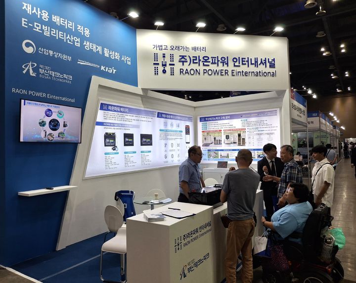 [부산=뉴시스] 산업단지 수출 박람회 재사용 배터리 공동관에서 수출 상담이 이뤄지고 있다. (사진=부산테크노파크 제공) 2025.09.17. photo@newsis.com *재판매 및 DB 금지