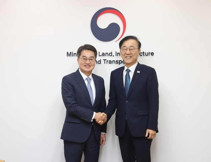 [수원=뉴시스] 김동연 경기도지사가 17일 서울 국토발전전시관에서 김윤덕 국토교통부 장관을 만나 기념 촬영을 하고 있다. (사진=경기도 제공) 2025.09.17. photo@newsis.com *재판매 및 DB 금지