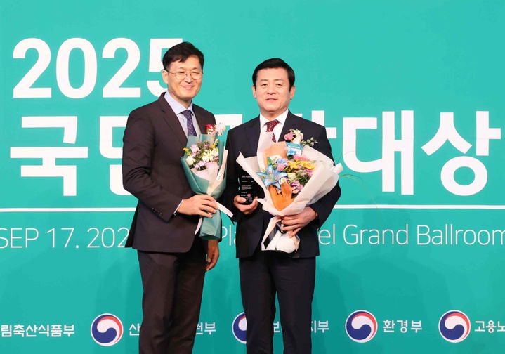 [밀양=뉴시스] 곽근석(오른쪽) 부시장이 국민공감대상 시상식에서 축제문화특화도시 부문 대상 기념촬영을 하고 있다. (사진=밀양시 제공) 2025.09.17. photo@newsis.com *재판매 및 DB 금지