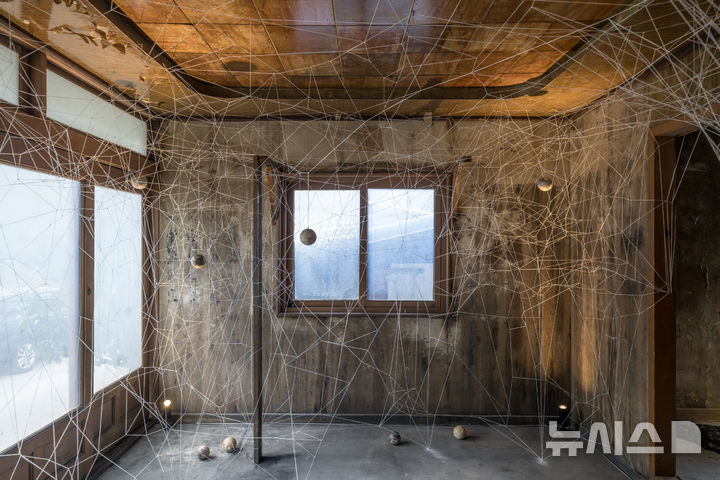 [태백=뉴시스]배주현 작가의 작품 '있다, 잇다'. 한 광부가 70년 넘게 생활한 고택에 무명실과 도자기를 이용해 탄광 지하 어둠 속에서 움직이던 수많은 노동의 손길을 표현했다. (사진=탄탄마을협동조합 제공) 