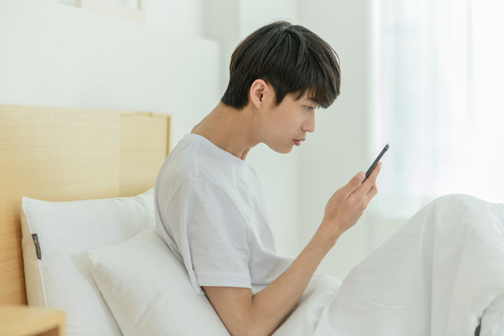 [뉴시스] 중국의 한 대학생이 스마트폰으로 게임과 SNS를 즐기며 장시간 내려다보는 습관 탓에 하반신 마비 증세를 겪게 됐다. 사진은 본 기사와 관계없음. (사진 = 유토이미지) 2025.09.17. *재판매 및 DB 금지
