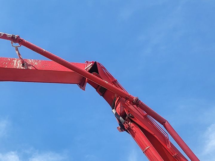 [부산=뉴시스] 17일 오후 1시께 부산 기장군의 한 신축 공사현장에서 펌프카 봉대가 갑자기 휘어지면서 콘크리트 타설 작업을 하던 60대 작업자의 머리를 충격, 작업자가 숨졌다. 사진은 사고현장 펌프카 봉대. (사진=부산 기장경찰서 제공) 2025.09.17. photo@newsis.com *재판매 및 DB 금지