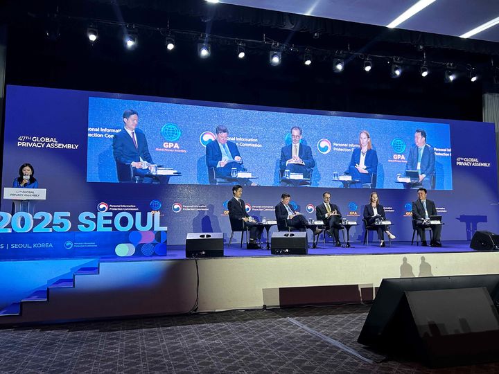 (왼쪽부터) 임용 서울대 로스쿨 교수, 존 에드워즈 영국 정보위원회(ICO) 위원장, 줄스 폴로네츠키 개인정보미래포럼(FPF) CEO 케이트 샬럿 구글 글로벌 프라이버시·안전·보안 부서장, 김유철 LG AI 연구원 전략부문장이 토론에 참여하고 있다. *재판매 및 DB 금지
