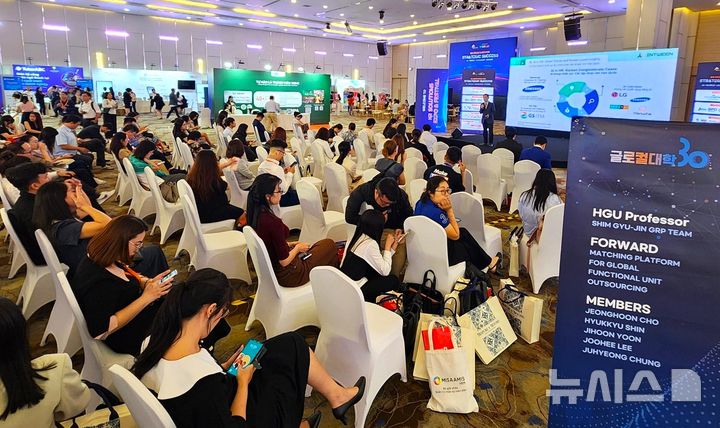 [포항=뉴시스] 송종욱 기자 = 베트남 인적 자원(HR) 분야의 최대 연례행사인 '베트남 인력협회(VNHR) 인적 자원 서밋'이 지난 11일 호치민에서 열린 가운데 한동대학교 심규진 창의융합교육원 교수의 글로벌 로테이션 프로그램 팀이 자체 개발한 청년 일자리 솔루션을 소개해 국제적인 관심을 끌었다. 사진은 한동대 청년 일자리 솔루션 소개 모습. (사진=한동대 제공) 2025.09.17. photo@newsis.com