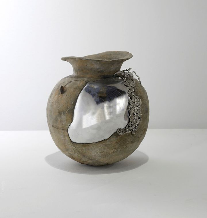 이수미 The moon from Shilla 25 x 24 x 29cm Ceramic, Silver, Aluminium 2025 Courtesy of the artist and Duson Gallery 사진=두손갤러리 제공. *재판매 및 DB 금지